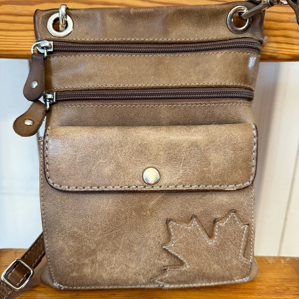 Roots Leather Trans Canada Maple Leaf Crossbody Bag Purse - Picture 2 of 8